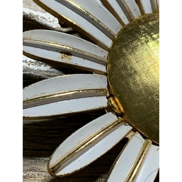VTG Avon Gold & White Enamel Daisy Flower Brooch Pin Hidden Perfume Center - Picture 8 of 8